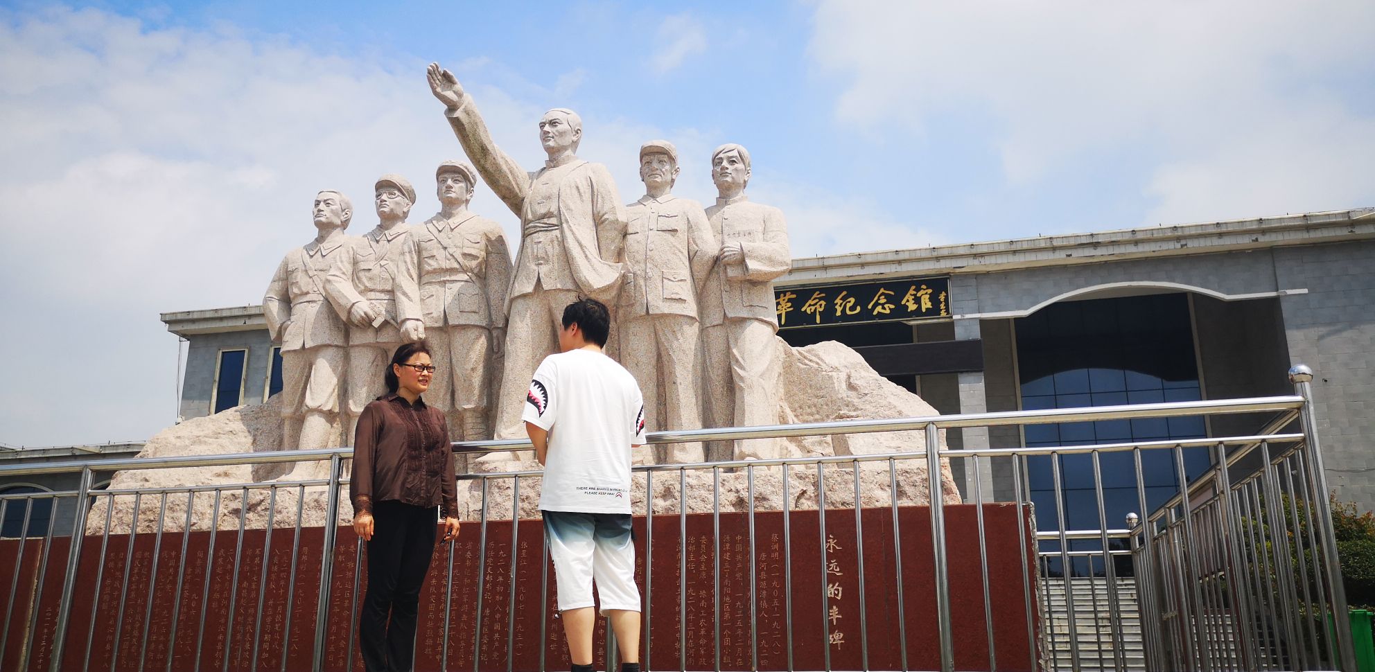 牛一凡唐河县革命纪念馆对路人游客进行采访