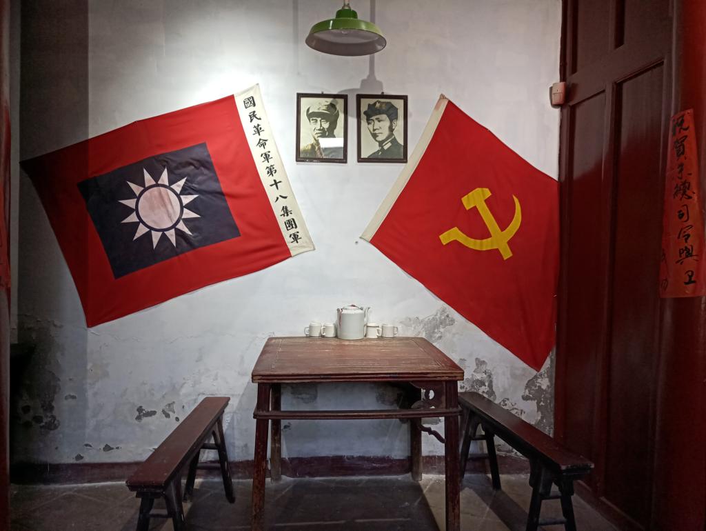 抗战时期的桌椅板凳以及旗帜八路军驻洛办事处纪念馆工作人员讲解实践